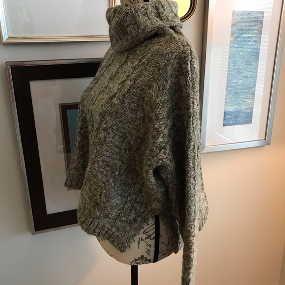 Forever 21 Sweater - Picture 2 of 9